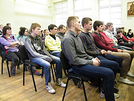 Jauniesiems šauliams ministras dovanų atvežė uniformų Jauniesiems šauliams ministras dovanų atvežė uniformų