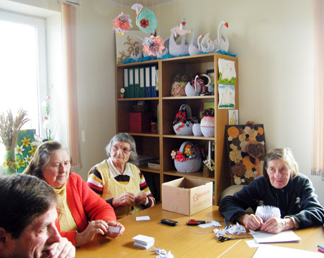 Senelių namų gyventojai kuria gražius darbus Senelių namų gyventojai kuria gražius darbus