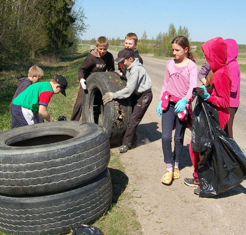 Žmonės nuo šiukšlių vadavo gamtą Žmonės nuo šiukšlių vadavo gamtą