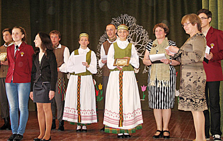 Šventė gimnazistų mamoms Šventė gimnazistų mamoms