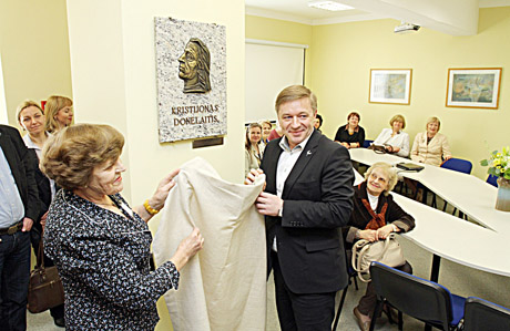 Šiaulių universitete atidengtas Kristijono Donelaičio bareljefas Šiaulių universitete atidengtas Kristijono Donelaičio bareljefas