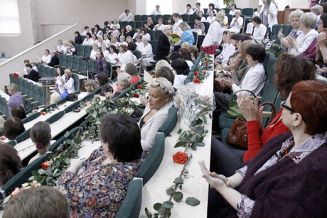 Profesinę dieną slaugytojoms teiktos gėlės Profesinę dieną slaugytojoms teiktos gėlės