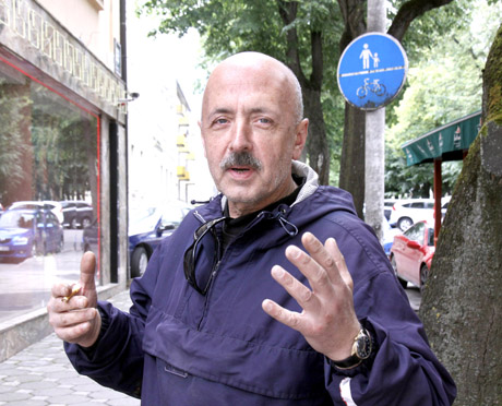 Jonas slepiasi, Janina – nyksta Jonas slepiasi, Janina – nyksta