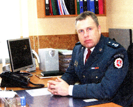 Uždėti antrankiai aukšto rango policininkui Uždėti antrankiai aukšto rango policininkui