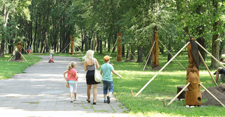 Parką puošia pasakų herojų alėja Parką puošia pasakų herojų alėja