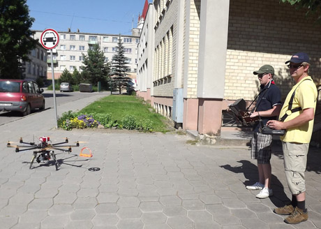 Fotokopteriu miestus fotografuoja iš aukščio Fotokopteriu miestus fotografuoja iš aukščio