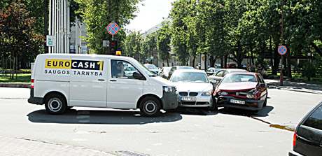 Miesto centre susidūrė trys automobiliai Miesto centre susidūrė trys automobiliai