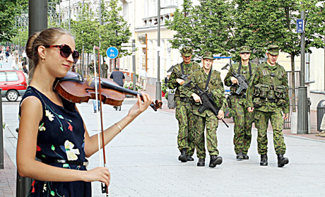 Šiaulių centre – ginkluoti kariai Šiaulių centre – ginkluoti kariai