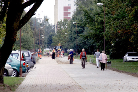 Gal galėtų sutvarkyti ir stotelę šalia dviračių tako? Gal galėtų sutvarkyti ir stotelę šalia dviračių tako?