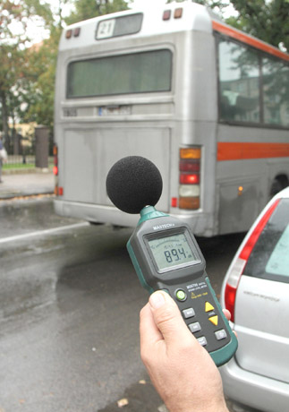 Sustabdžius eismą oro tarša sumažėjo trigubai Sustabdžius eismą oro tarša sumažėjo trigubai