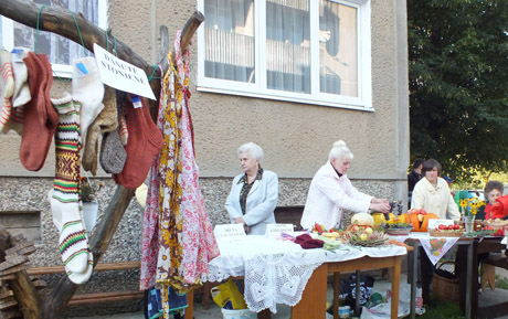 Mugė – penkiaaukščio namo kieme Mugė – penkiaaukščio namo kieme