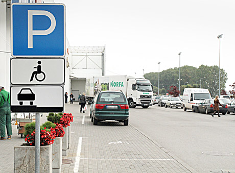 Vairuotojai raginti aplenkti neįgaliųjų vietas Vairuotojai raginti aplenkti neįgaliųjų vietas