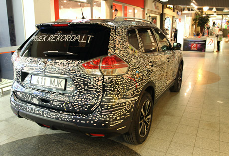 Automobilį papuošė beveik 15 tūkstančių lipdukų Automobilį papuošė beveik 15 tūkstančių lipdukų