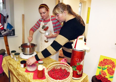 Bendruomenės namuose padvelkė šermukšniais Bendruomenės namuose padvelkė šermukšniais