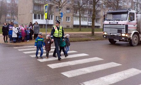 Per perėją – kartu su policininku Per perėją – kartu su policininku