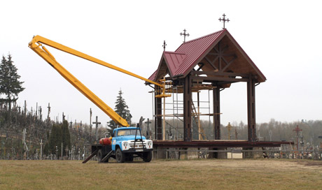 Remontuojama popiežiaus koplyčia prie Kryžių kalno Remontuojama popiežiaus koplyčia prie Kryžių kalno