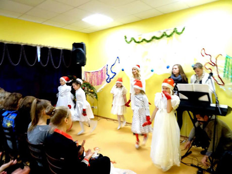 Bendruomenė pirmą sykį papuošė eglę Bendruomenė pirmą sykį papuošė eglę