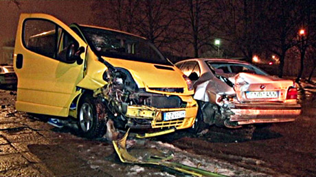 Girta vairuotoja taranavo stovintį automobilį Girta vairuotoja taranavo stovintį automobilį