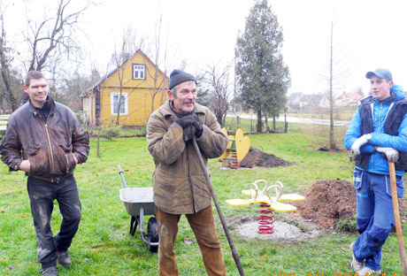 Stačiūniečiai kuria poilsio ir žaidimų parkelį Stačiūniečiai kuria poilsio ir žaidimų parkelį