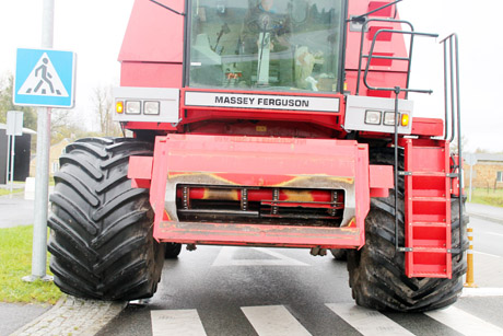 Žiedinę sankryžą įveikia ne kiekvienas mechanizatorius Žiedinę sankryžą įveikia ne kiekvienas mechanizatorius