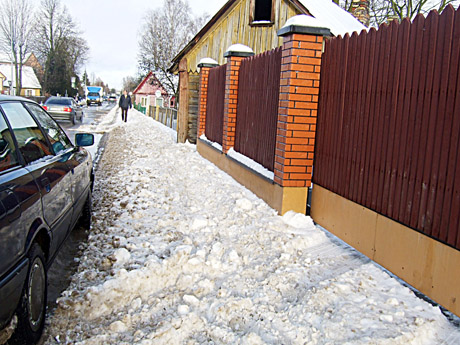 Ir vidurdienį – nevalytas šaligatvis Ir vidurdienį – nevalytas šaligatvis