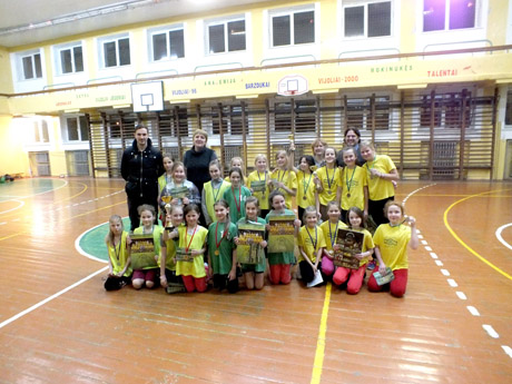 Mergaitės kovojo draugiškame futbolo turnyre Mergaitės kovojo draugiškame futbolo turnyre