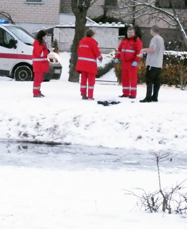 Iškviesta pagalba žiemos maudynių entuziastui Iškviesta pagalba žiemos maudynių entuziastui