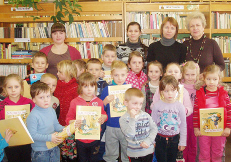 Darželinukai svečiavosi mokyklos bibliotekoje Darželinukai svečiavosi mokyklos bibliotekoje