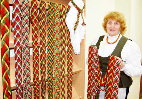 Bibliotekoje – pintų juostų paroda Bibliotekoje – pintų juostų paroda