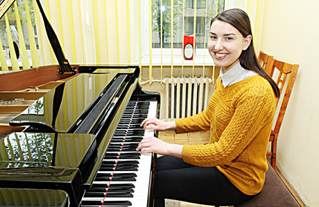 Pianistė groja ir naktimis Pianistė groja ir naktimis