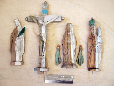 Restauratorių atkurtas koplytstulpis grįžo į savo vietą Restauratorių atkurtas koplytstulpis grįžo į savo vietą