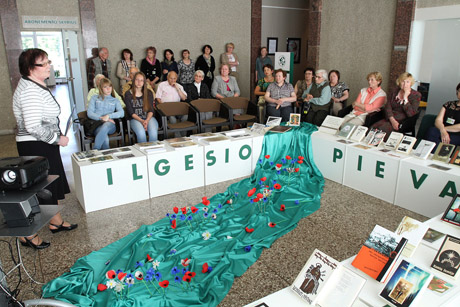 Prisiminimais dalijosi prie \"Ilgesio pievos\" Prisiminimais dalijosi prie \"Ilgesio pievos\"