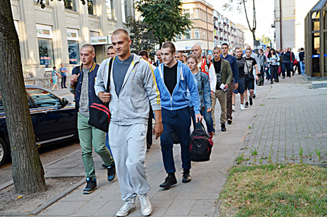 Į tarnybos vietą išvyko pirmieji kariai Į tarnybos vietą išvyko pirmieji kariai