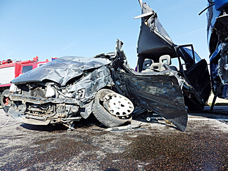 Susidūrus su vilkiku, žuvo lengvojo automobilio vairuotojas Susidūrus su vilkiku, žuvo lengvojo automobilio vairuotojas