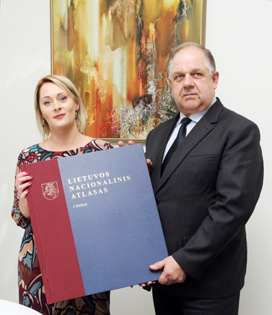Universitetui dovanojo Lietuvos nacionalinį atlasą Universitetui dovanojo Lietuvos nacionalinį atlasą