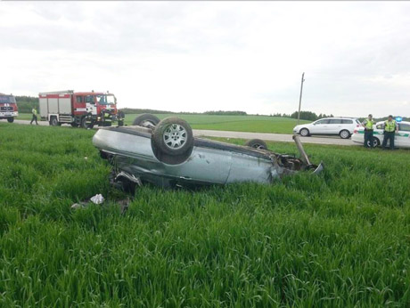 Automobilis nutūpė rapsų lauke Automobilis nutūpė rapsų lauke