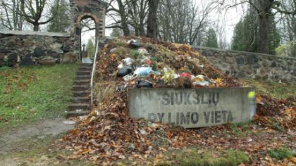 Šalia kapinių liko šiukšlių kalnai