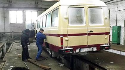 Autobusas, vežęs vaikus, pametė ratą