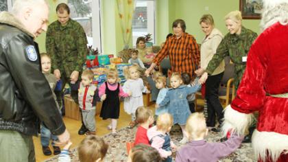 Kūdikių namų mažyliai sulaukė Kalėdų Senelio