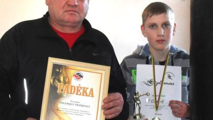 Apdovanoti sportininkai ir jų treneris