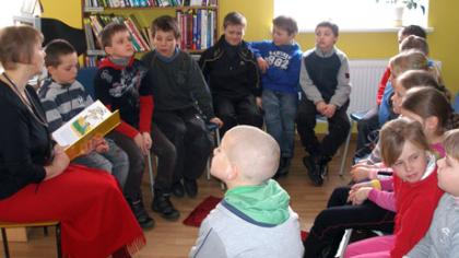 Mokiniai klausosi įvairių kūrinių