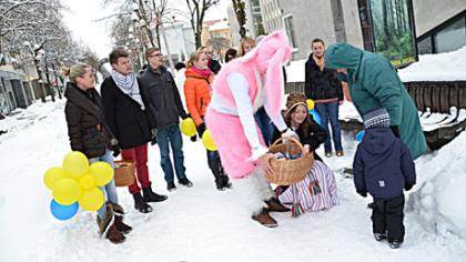 Studentai sveikino su pavasariu