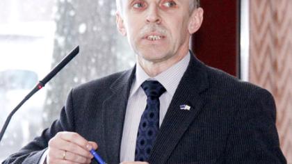 Nei balto, nei juodo dūmo