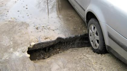 Atsivėrusi smegduobė apgadino automobilį