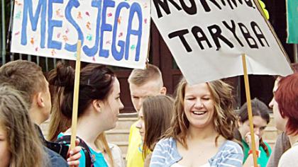 Jaunimas su plakatais – prie savivaldybės