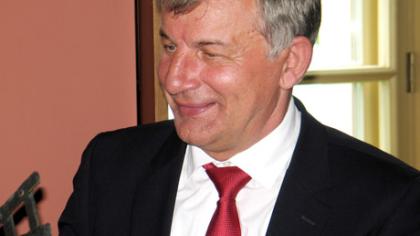 Ministras bekelių lopais neklos