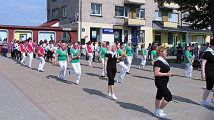 Šokių fiesta prie „Neužmirštuolės“ fontano