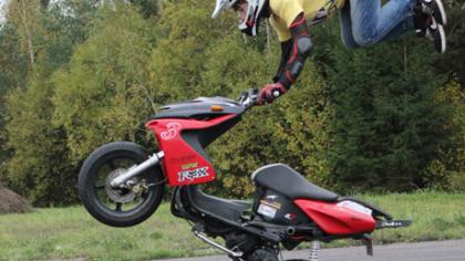 Akrobatinių triukų čempionas skraidys ir motociklu
