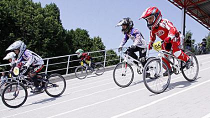 BMX trasoje dūzgė dviratininkai