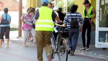 Eilutėje prie bankomato – be panikos